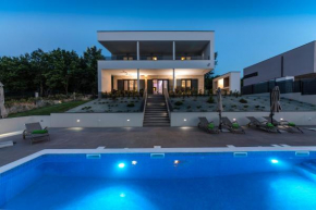 Luxury Villa Althea with large garden and Pool Heating